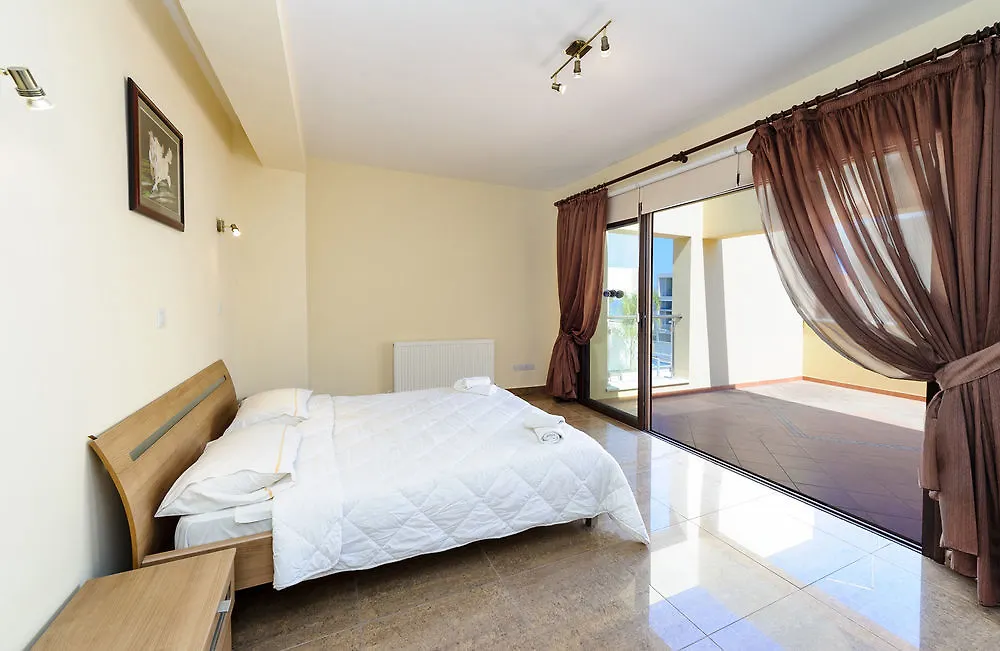 מלון Seafront Protaras Luxury Resort