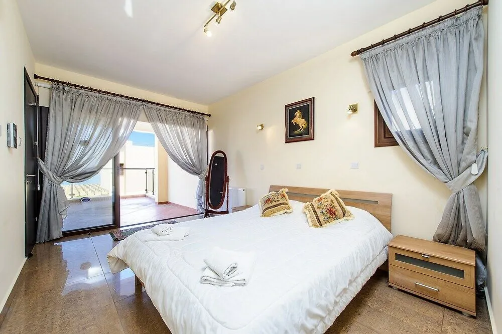 Seafront Protaras Luxury Resort מלון