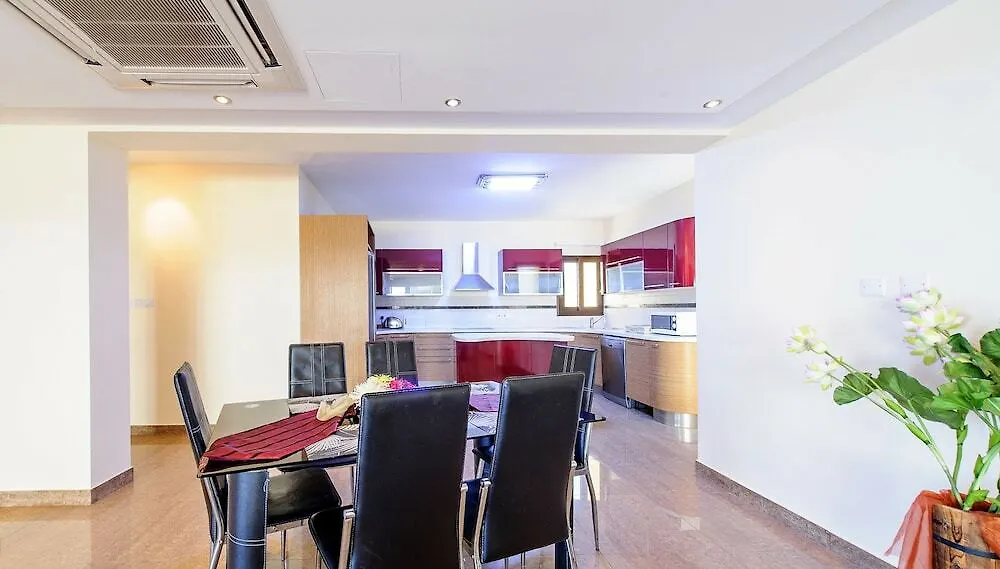 Seafront Protaras Luxury Resort מלון
